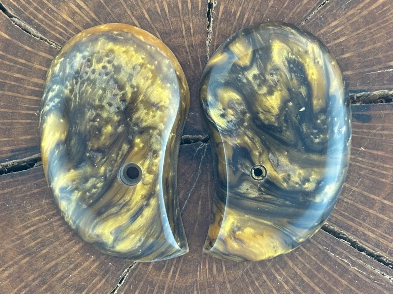 Bond arms black & gold pearl grips